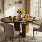 Coppia di poltrone moderne, rivestite in teddy fleece con gambe in metallo dorato